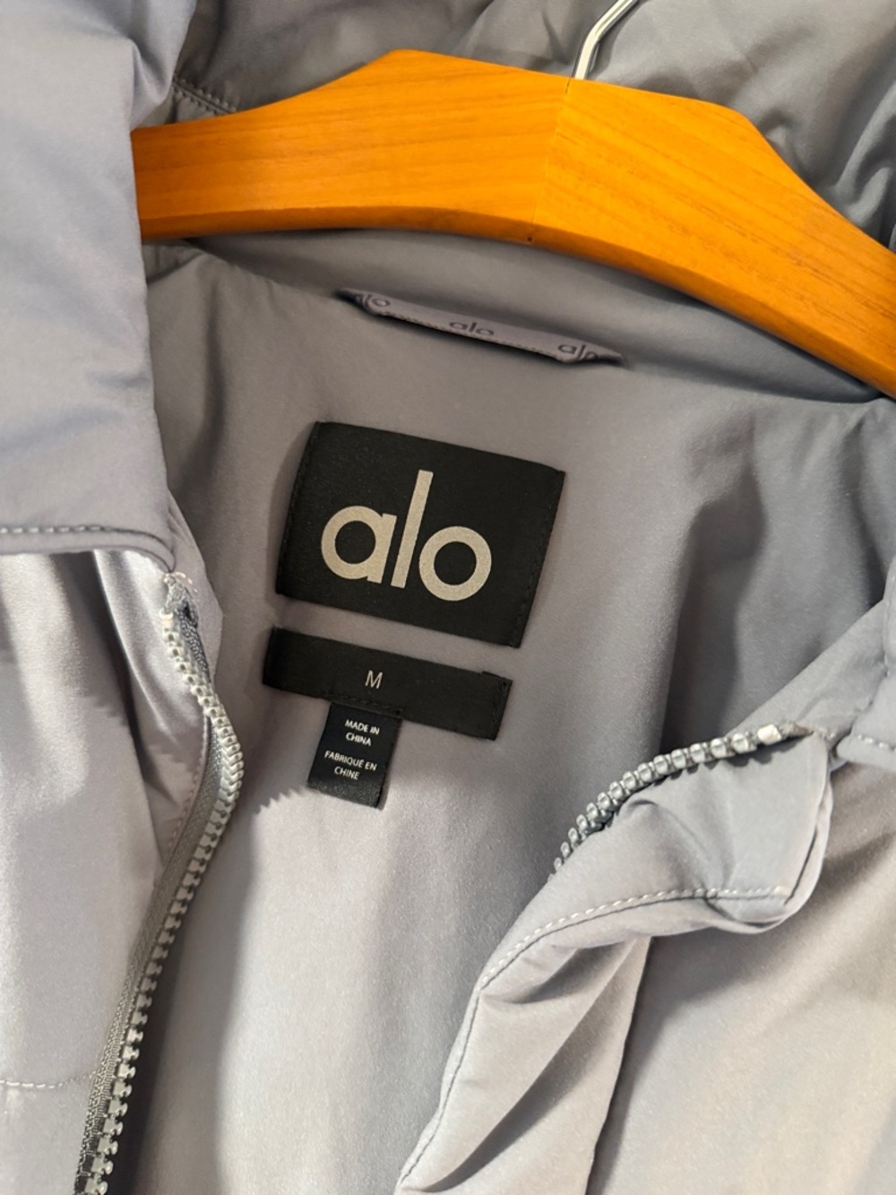 ALO Yoga women’s Gray Cropped Puffer Jacket - Picture 2 of 5